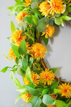 24" Mix Foliage Yellow Flower Wreath