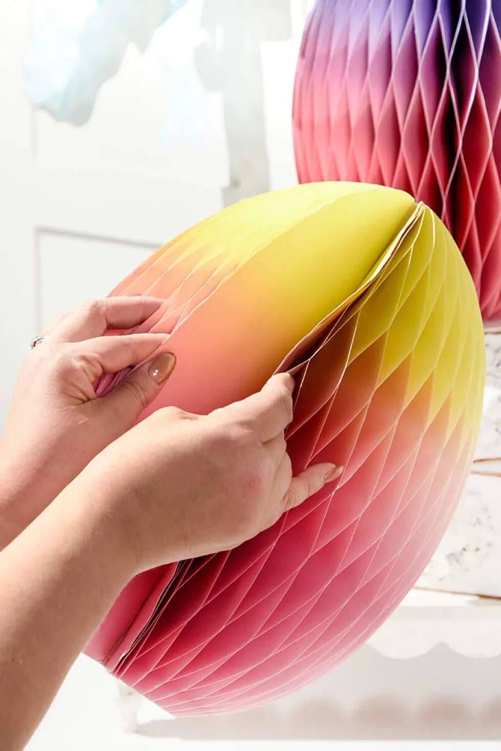 14" Paper Honeycomb Ombre Egg