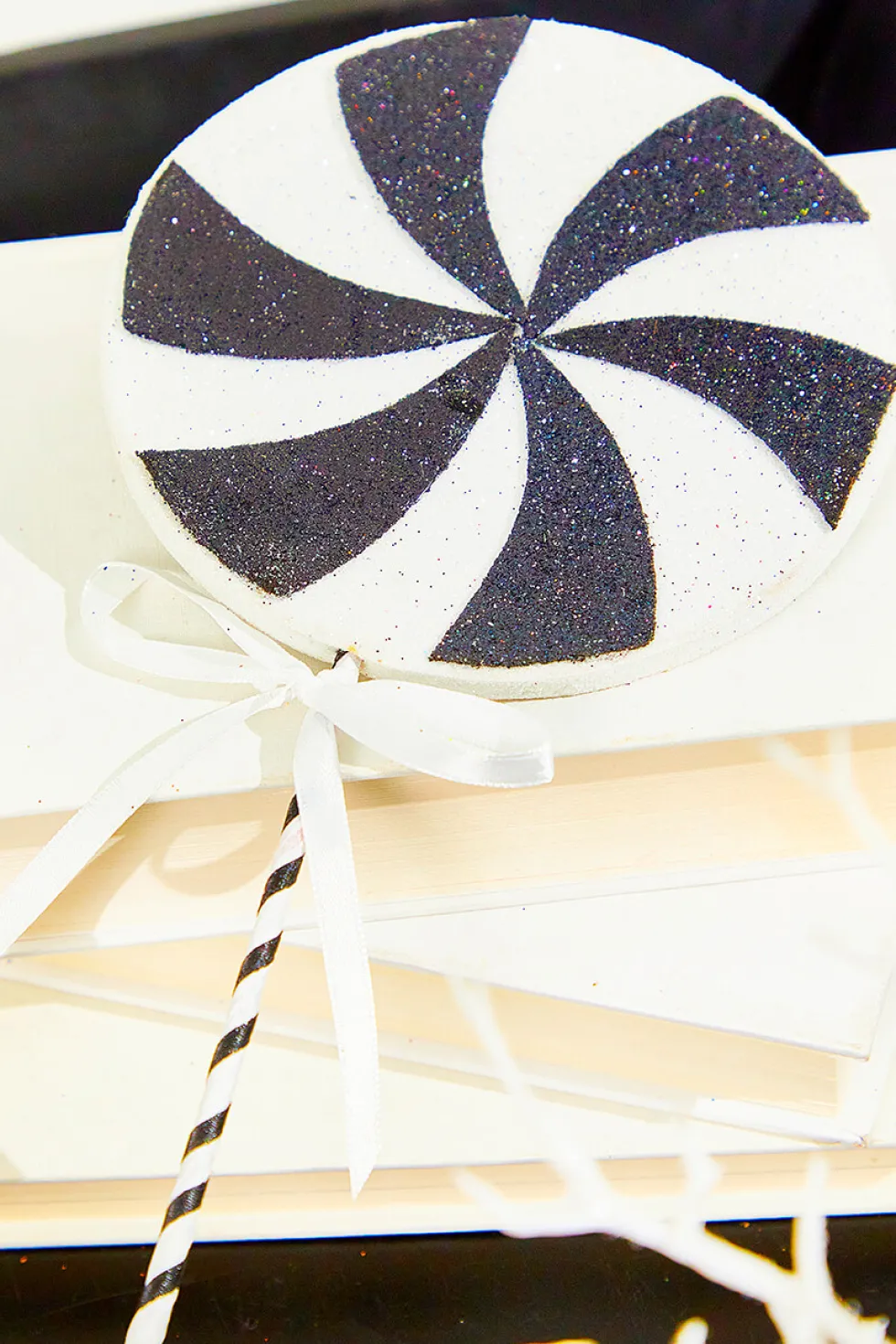 18" x 5" Black and White Lollipop Pick